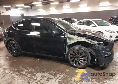 2022 Tesla Model Y Performance Dual Motor All-Wheel Drive z USA, uszkodzony, nr VIN 7SAYGDEF2NF531053